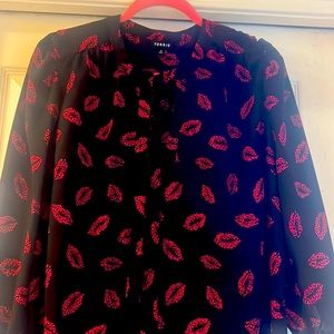 Torrid lips lightweight shirt size 0